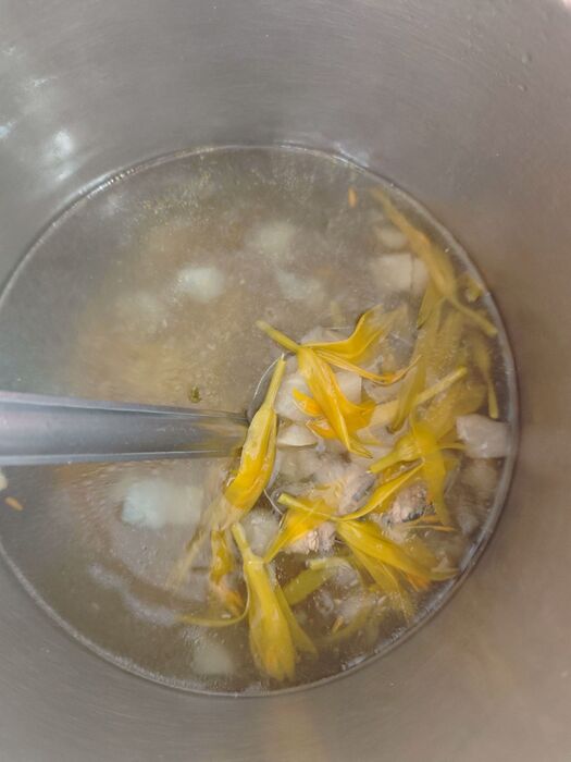 金針燉雞湯